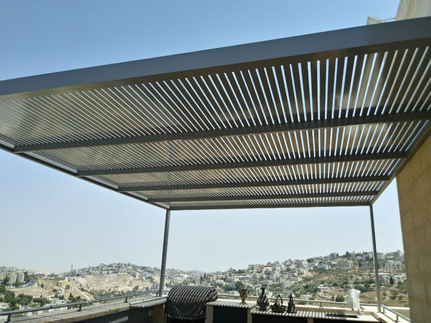 פרגולה על מרפסת עם הנוף שמשתקף משכונת רמת רחל בירושלים
