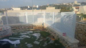 התקנת גדר אלומיניום בחיפה | גדר אלומיניום לבנה בחיפה