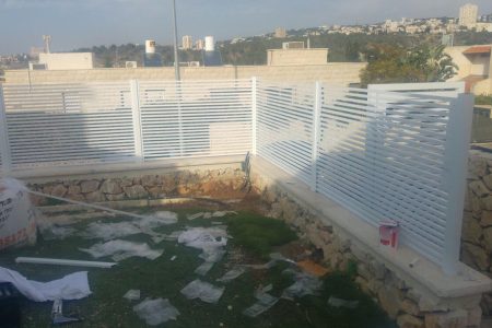 התקנת גדר אלומיניום בחיפה | גדר אלומיניום לבנה בחיפה