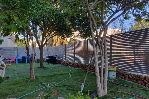 תמונה של גדר אלומיניום